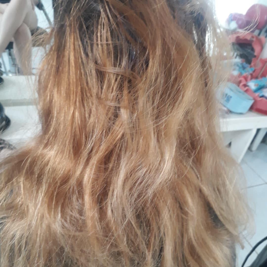Mulher realizando hidratação no cabelo no salão