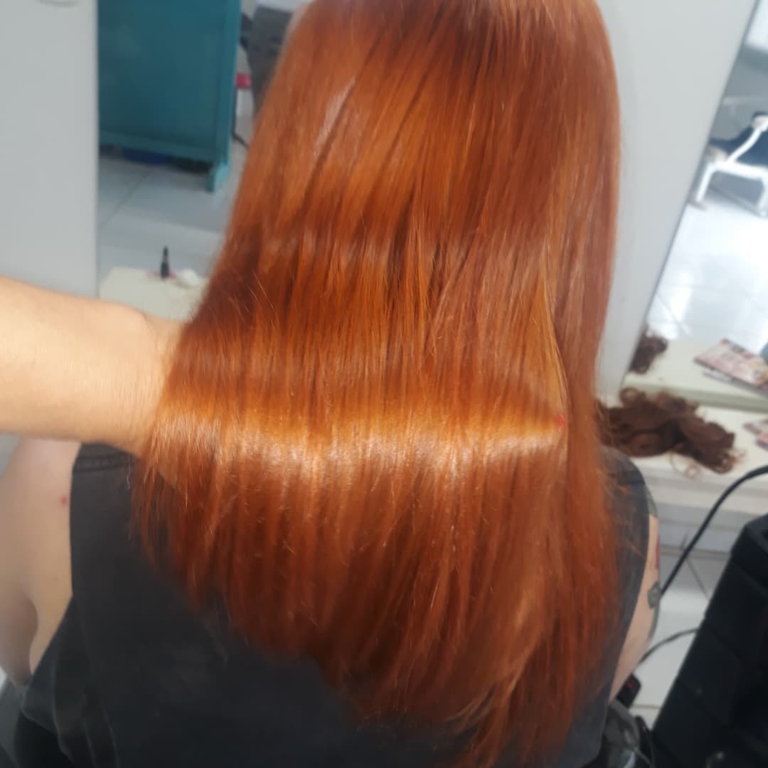 Mulher realizando hidratação no cabelo no salão