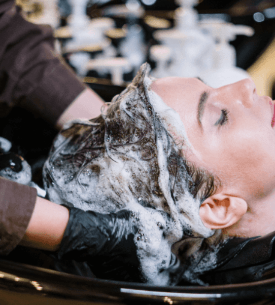 Mulher realizando hidratação no cabelo no salão