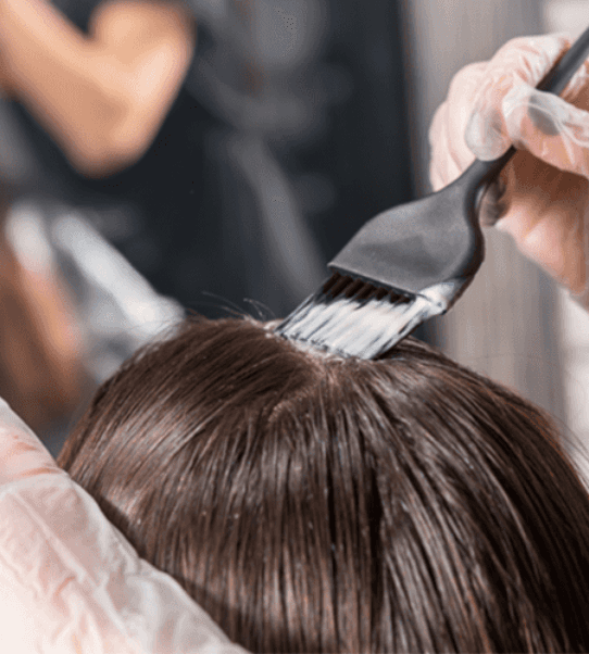 Mulher realizando hidratação no cabelo no salão